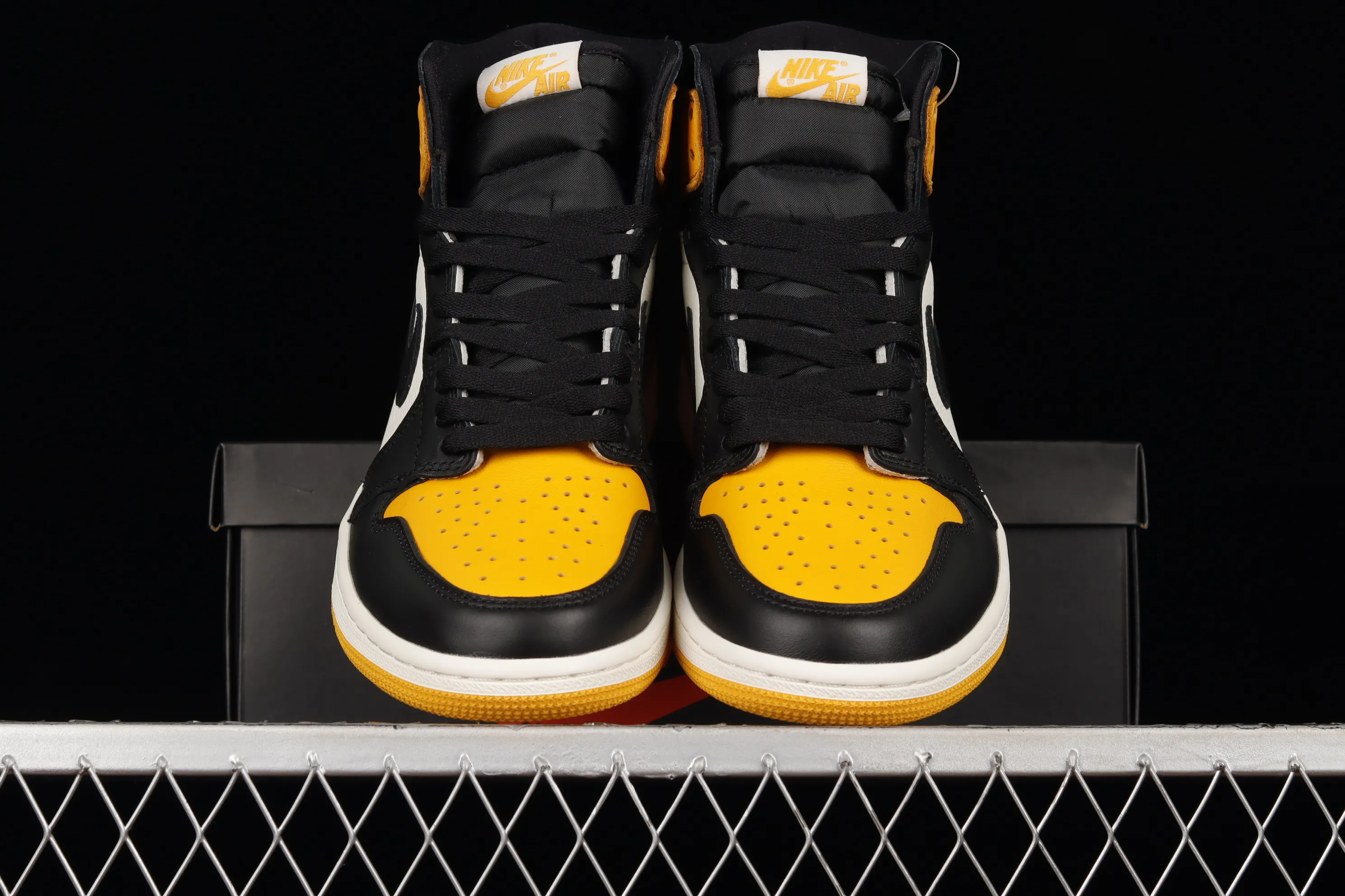 All categories Air Jordan Jordan series basketball shoes Air Jordan 1 High foreign trade version Air Jordan 1 Retro High OG AJ1 Joe 1 black and yellow toe 555088-711